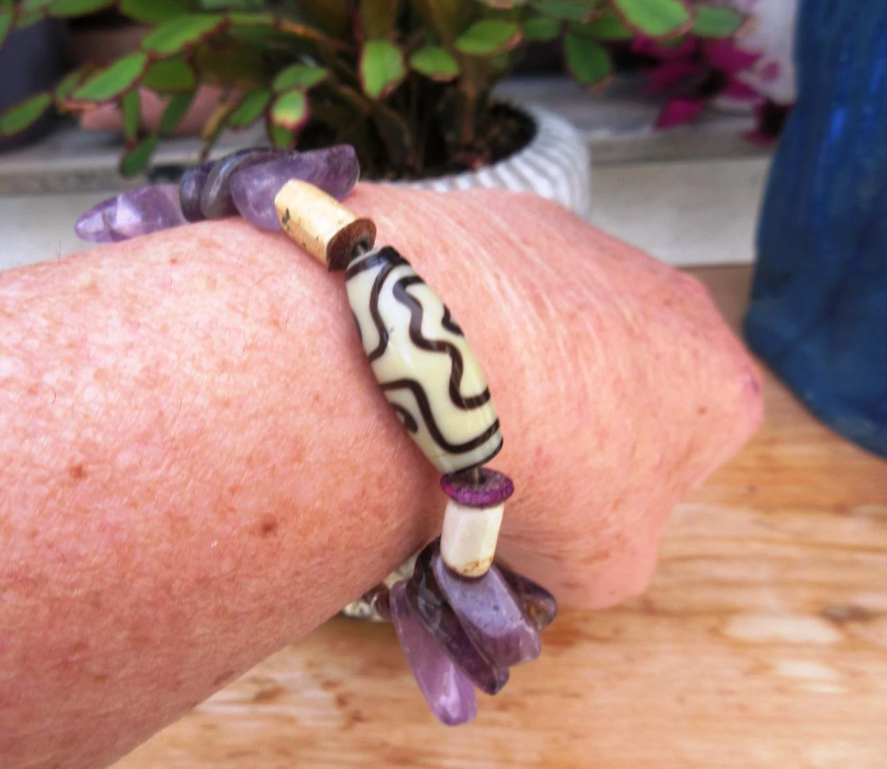Bohemien tribale semi-rigide armband met DZI parel en amethist buisjesparels – photo 3